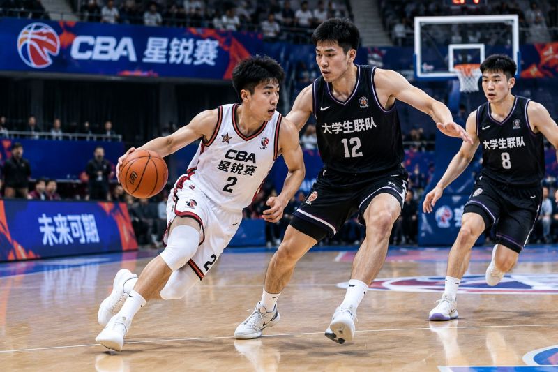 星锐二年级vs大学生联队:星锐内线优势明显,大学生联队外线火力成变数