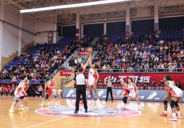 WCBA联赛武汉女篮坐镇主场险胜，场内1200位球迷助威，场外市民驻足停留加油