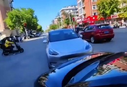 十字路口两车“顶牛”引发拥堵，其中一司机自称公安！丹东公安回应→