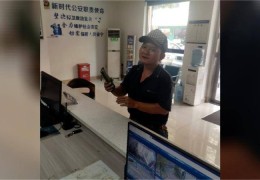 江西萍乡：藏有3万余元现金的旧沙发垫被弃 工人拾金不昧暖人心
