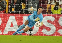 【欧联杯】里尔门将奥泽尔三扑点球，他为曼联门将巴因德尔打替补