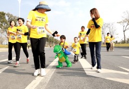 冲鸭！奥运冠军领衔两千多人团跑，在滨海湾掀起欢乐潮:西雅图海湾人