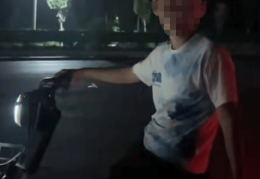 河南一男子晚上开车回家，骑夜路小男孩说“想蹭个灯”，一路温柔尾随护送