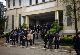 云海肴创始人赵晗遗体告别仪式举行 亲属：他身上有一种“燃”的力量