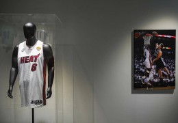 NBA热火队前安保员盗窃比赛纪念品被捕，曾10万美元卖掉詹姆斯天价球衣