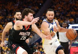 NBA季后赛｜勇士还靠库里撑局面 巴特勒场边“指导”有方