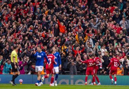 （体育）足球——英超：利物浦胜埃弗顿