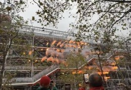 蔡国强炸完中国炸法国，巴黎烟花秀浓烟滚滚，法国人抗议，太丢人