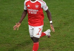 体坛联播｜阿森纳继续5分领跑，切尔西利物浦遭遇冷门