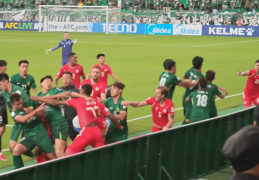 北京国安亚冠赛场爆发冲突，场面十分混乱
