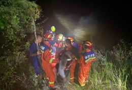 四川冕宁两名电力工人上山作业迷路 消防紧急救援
