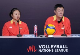 体坛联播｜中国女排今日对阵比利时，国足抵达雅加达后首训