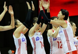 中国女排提早晋级半决赛，一“老”一“小”又犯罪了:球赛曲播时间表2022