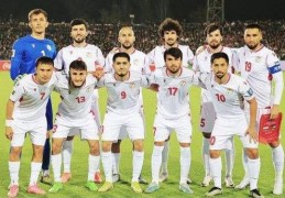 国足抵达多哈:亚洲杯 | 国足首个敌手塔吉克斯坦队先行抵达阿联酋拉练