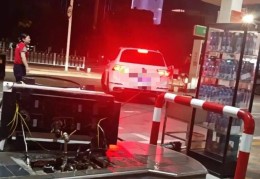 湖北一车主加完油忘拔加油枪开车就走，直接拽倒加油机，工作人员：幸好加油机的切断阀自动紧急关闭
