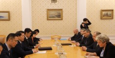 中国政府欧亚事务出格代表李辉同俄罗斯外长拉夫罗夫等举行会见漫谈:科拉罗夫