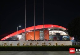 南京奥体中心夜晚逐渐“上人” 球迷等待江苏德比上演｜图集
