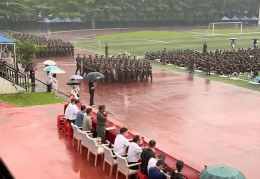 广西一中学军训暴雨中坚持会操 校方：学生要求不离场 这场雨一辈子都记得
