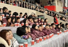 中国女足忙里偷闲现场观看中甲焦点战
