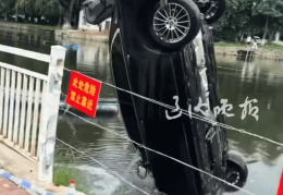 辽宁鞍山一对情侣驾驶奔驰车时吵架，女子抢夺方向盘致车辆坠湖，71岁老人3分钟内救起两人
