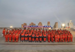 中超赛场温情致敬“城市美容师”，200名环卫工人为比赛呐喊助威