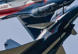 双“龙”会！歼-10猛龙的空中问候