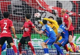 成都蓉城队战胜上海申花队 首次登上中超榜首