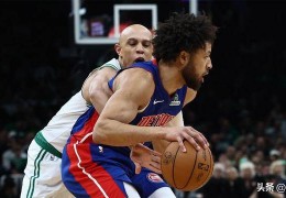 致敬传奇，活塞队坎宁安在对阵小牛队前向德克·诺维茨基致敬