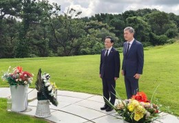 中韩建交33周年前夕，中国驻韩国大使戴兵祭扫韩国前总统卢泰愚墓地