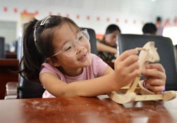 山东青岛：学做木工 老有所乐