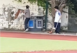 福建一公办职中保安被指当学生面，从3米高墙扔出流浪狗！福清教育局：将核实情况