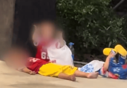 深圳一地铁站口3孩童躺坐无人陪，孩子父亲：妻子失联父母去世，实属无奈，社区已介入