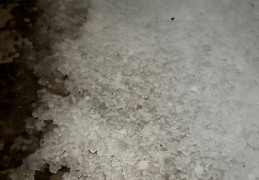 北京丰台突降冰雹，“个头不大，数量巨多”