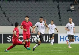 国足3球完败韩国队 年轻球员有亮点 谢文能拼到中暑呕吐