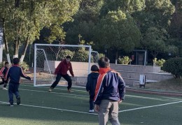 苏超教练球员走进校园与孩子切磋球技金陵小学首届班级联赛开打！