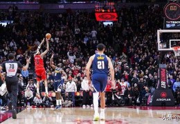 英格拉姆本有机会扳平比分的3分球被判无效，猛龙队最终输掘金队