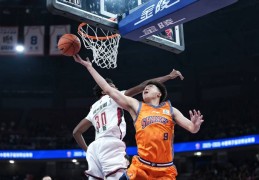 来看看，上海男篮主场的这个冬夜暖景！