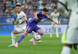 中超积分榜首尾两端局势仍混乱，第25轮两场焦点战将左右争冠局势