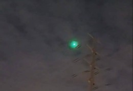 福建多地夜空现不明飞行物？目击者称速度极快放蓝绿色光芒