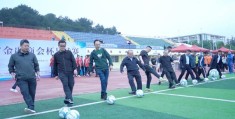 足球赛:贵州省金融商会杯足球赛开幕
