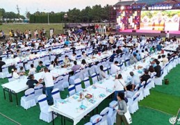 山东青岛：渔家长桌宴开席 舌尖经济激活乡村