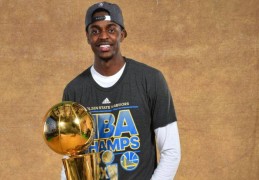 广州男篮签前勇士总冠军球员贾斯汀-霍勒迪 已随队出战NBA季前赛