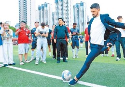 西班牙传奇射手与河南足球“零距离”