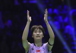 陈雨菲晋级羽毛球世锦赛决赛，崴脚后忍痛坚持被扶离场