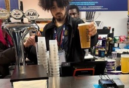 曼城主场一名酒吧工作人员在德比日穿曼联球衣上班，遭到曼城解雇