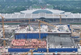 新建上海至南京至合肥高铁南通站站房钢结构首节桁架吊装完成