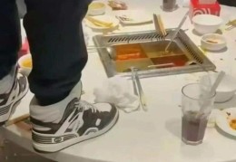 海底捞火锅店有人“向火锅小便”？一审宣判：当事人及其父母赔偿海底捞各类损失220万元！