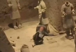 突发！一男子掉进西安兵马俑三号坑，目击者：有兵马俑被砸坏