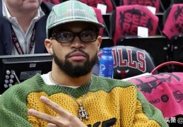 公牛队打热火队附加赛中，NFL状元威廉姆斯将签名橄榄球扔向观众