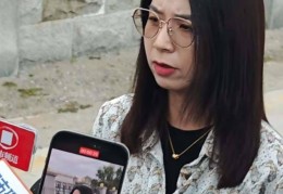 “性侵工伤认定”当事人起诉前司案开庭，原告穿被侵害时的衣服走进法庭，其丈夫作为委托代理人